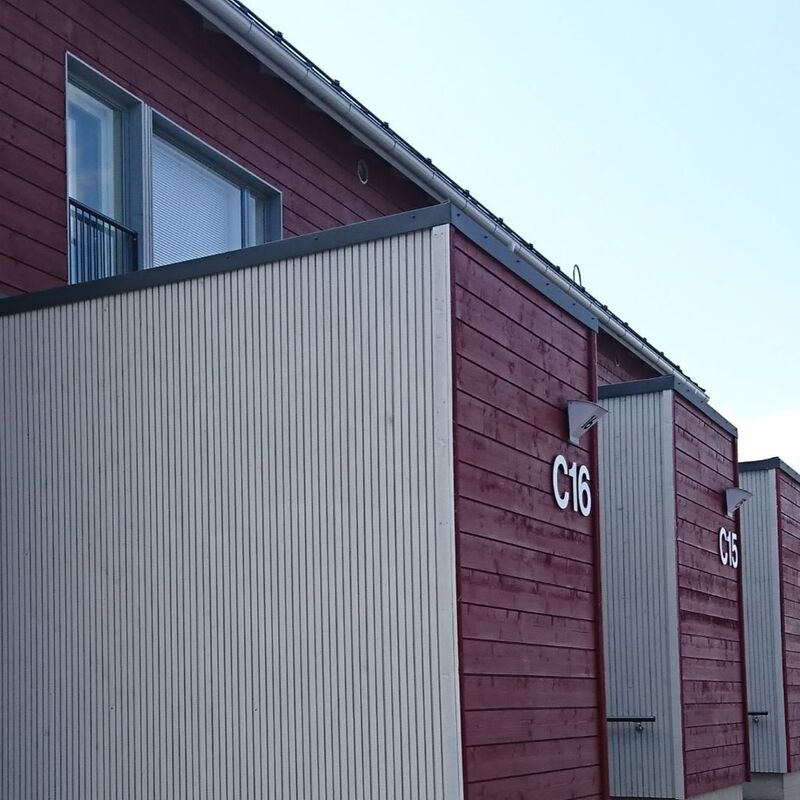 Rivitalon sisäänkäyntisyvennykset uudisrakennuksessa.
